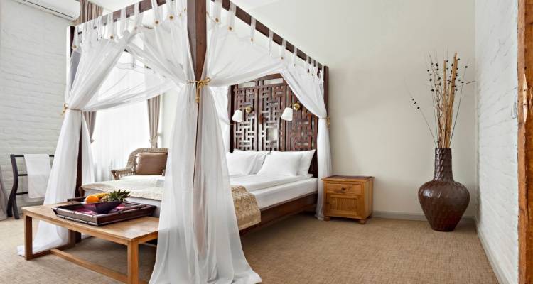 canopy bed