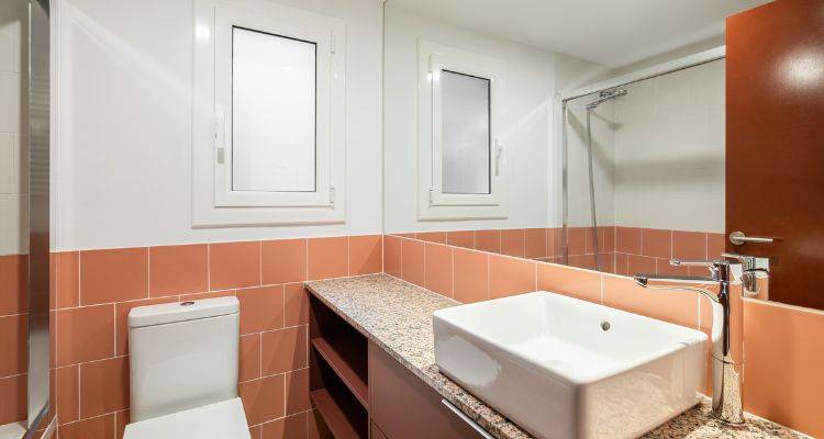 bathroom with terractotta tiles