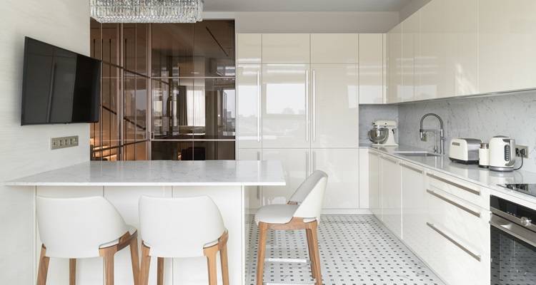 White gloss kitchen